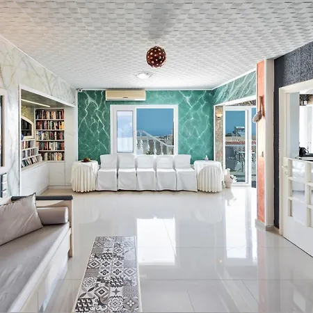 Διαμέρισμα Sleeps5 - Pool - Bysea - Garden - Parking - Petok
